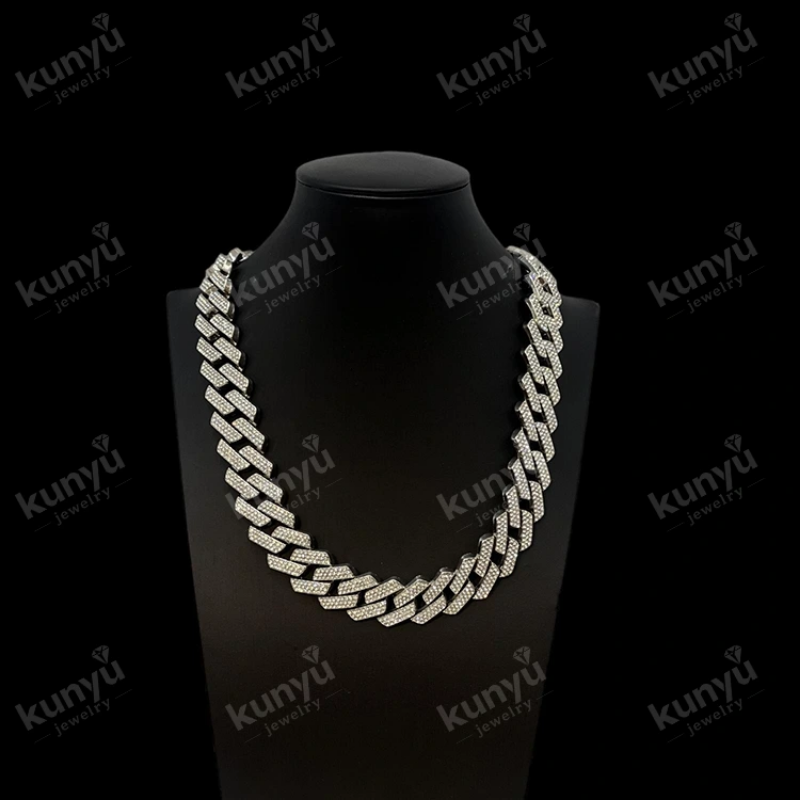 Den ultimative Gen Z-garderobe Essential: Kan ethvert hverdagstøj modstå den dristige kant af en trendy cubansk Streetwear-choker?